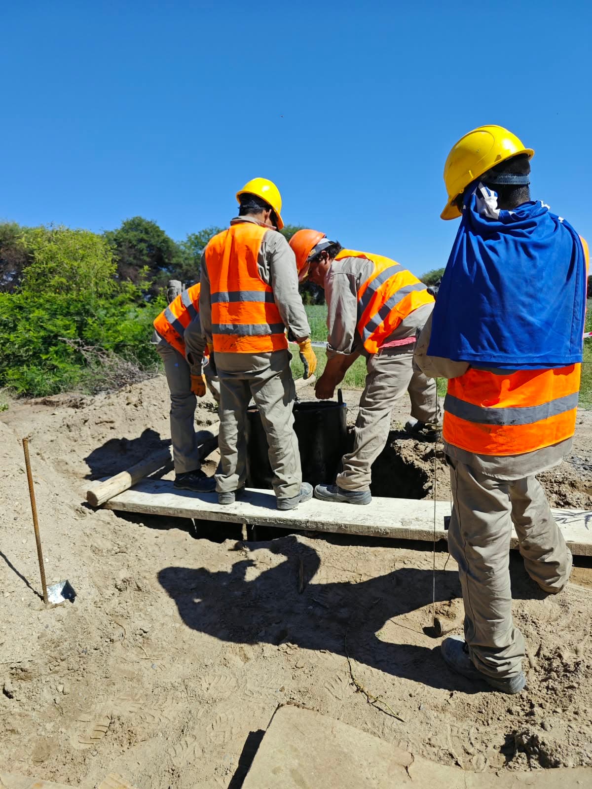 Equipo de obra con casco y chaleco durante una ejecución civil