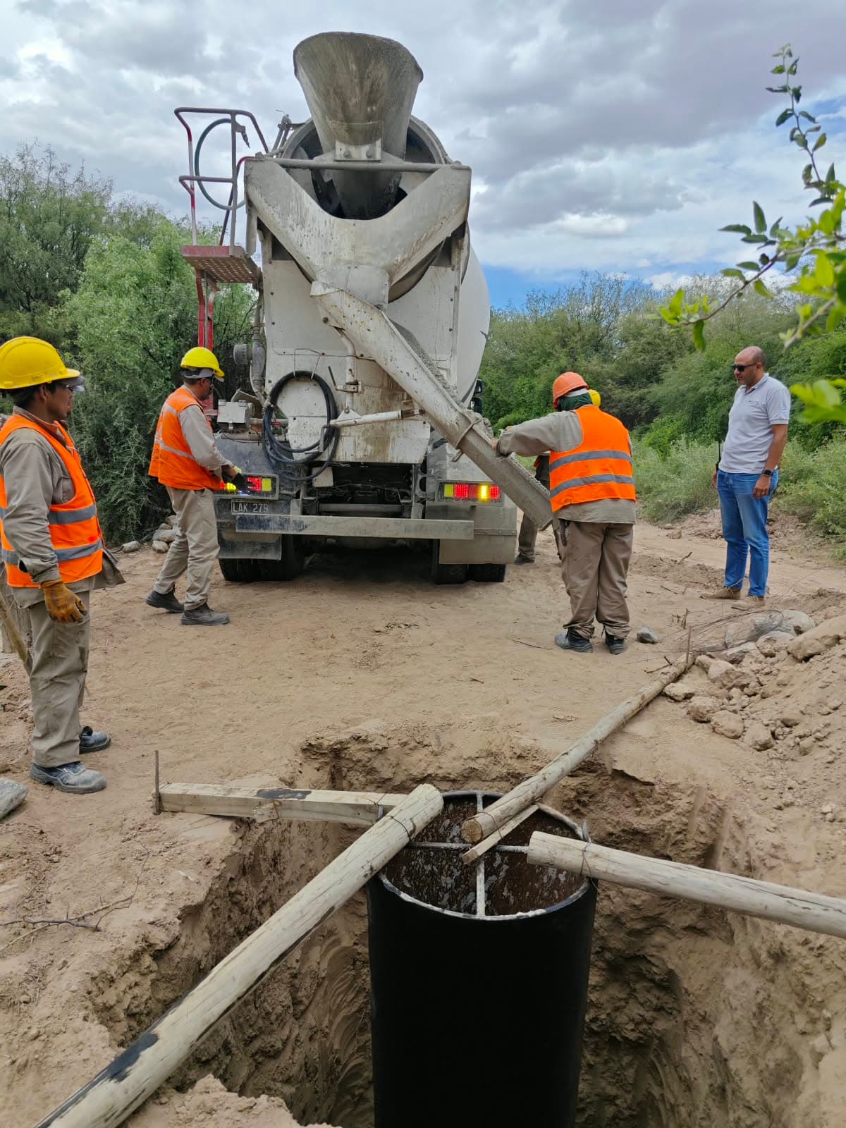Equipo coordinando tareas de hormigonado